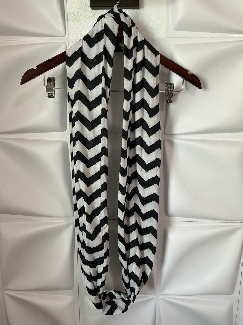 Women's Black & White Chevron Print Infinity Scarf One Size